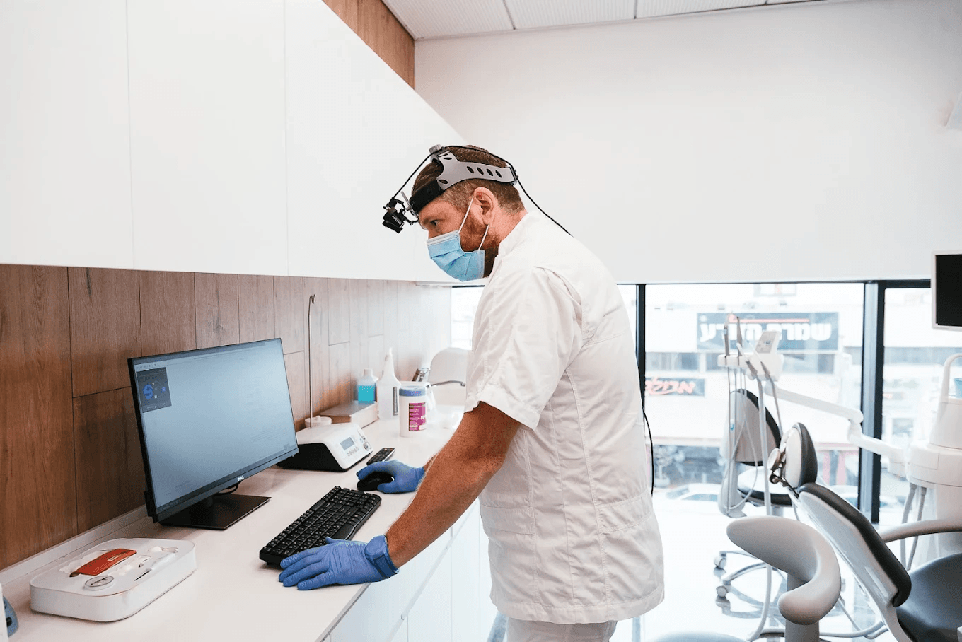 שיחה רגועה עם רופא שיניים - תמונת אווירה