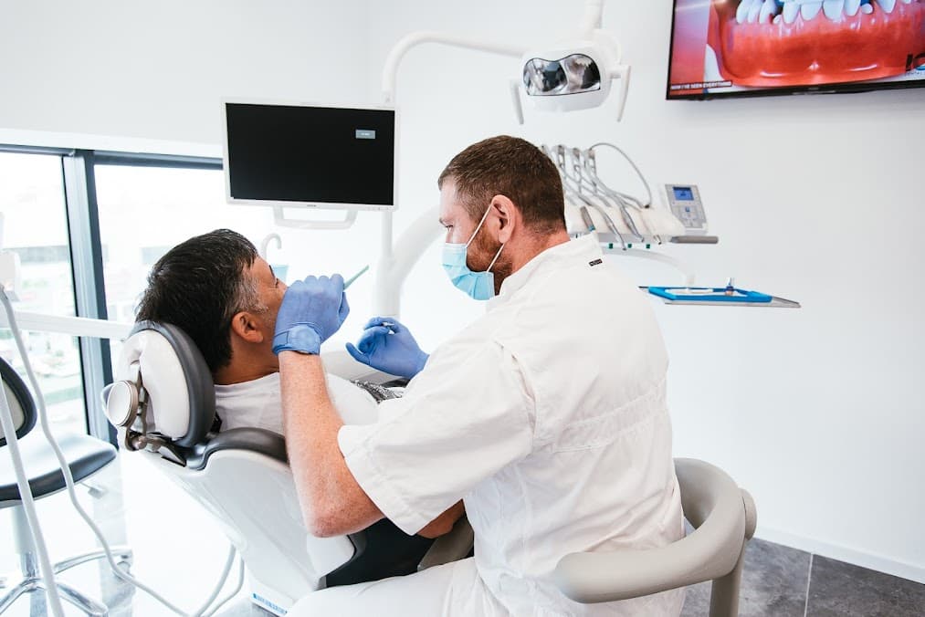 כוס משקה מוגז לצד מברשת שיניים - תמונת אווירה קלינית